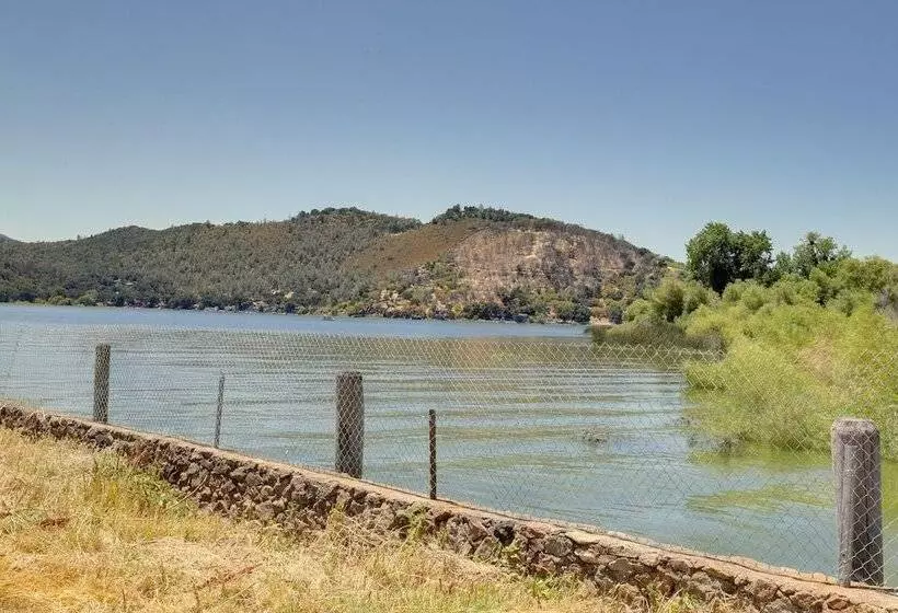 Quiet Lakefront Clearlake Vacation Rental!