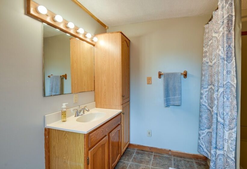 Meredith Home W/ Deck: 6 Mi To Lake Winnipesaukee!