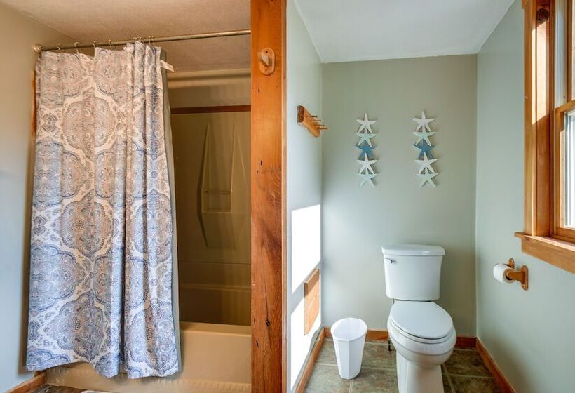 Meredith Home W/ Deck: 6 Mi To Lake Winnipesaukee!