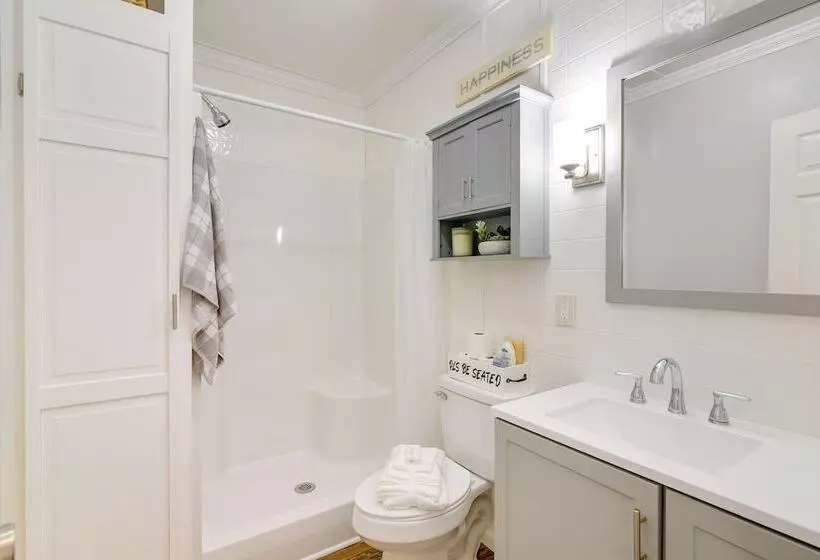Modern Winnie Cottage W/ Grill On Half Acre!