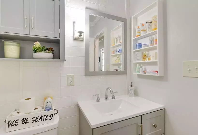 Modern Winnie Cottage W/ Grill On Half Acre!