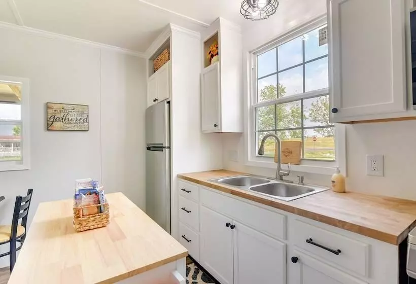 Modern Winnie Cottage W/ Grill On Half Acre!