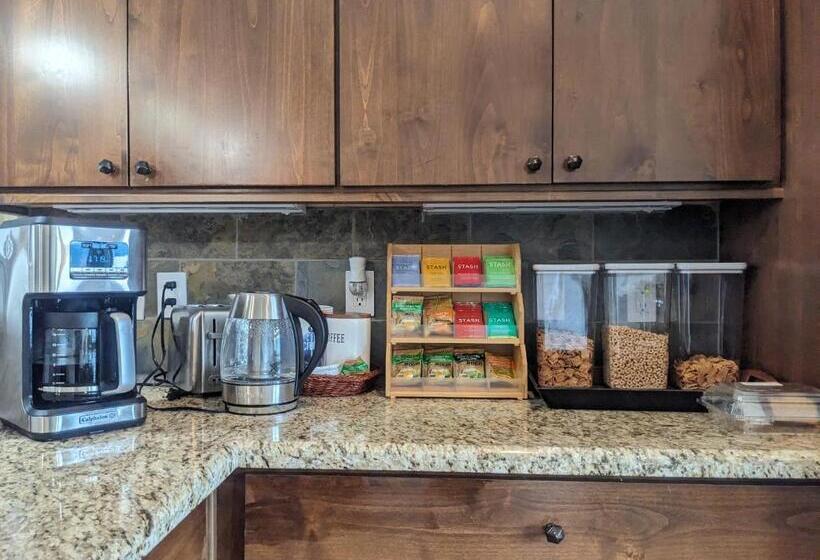 Mycrib Houston Hostel