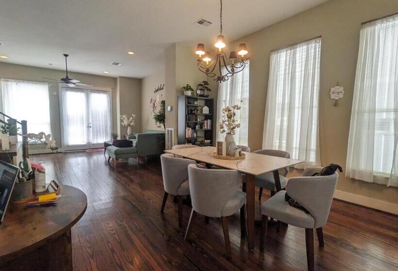 Mycrib Houston Hostel