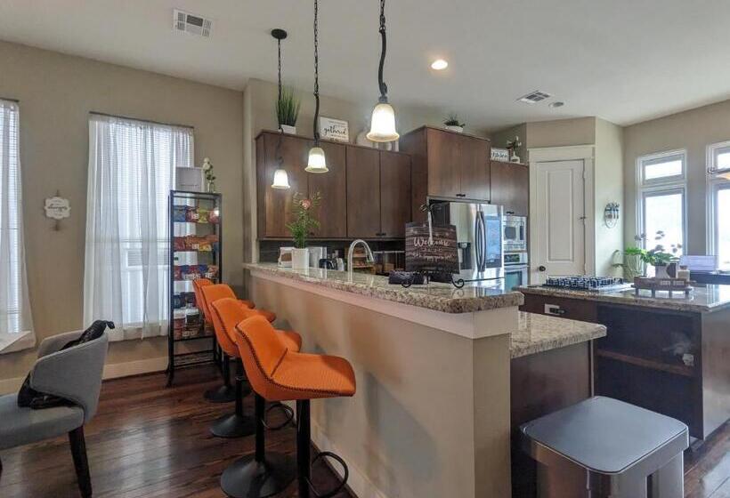 Mycrib Houston Hostel