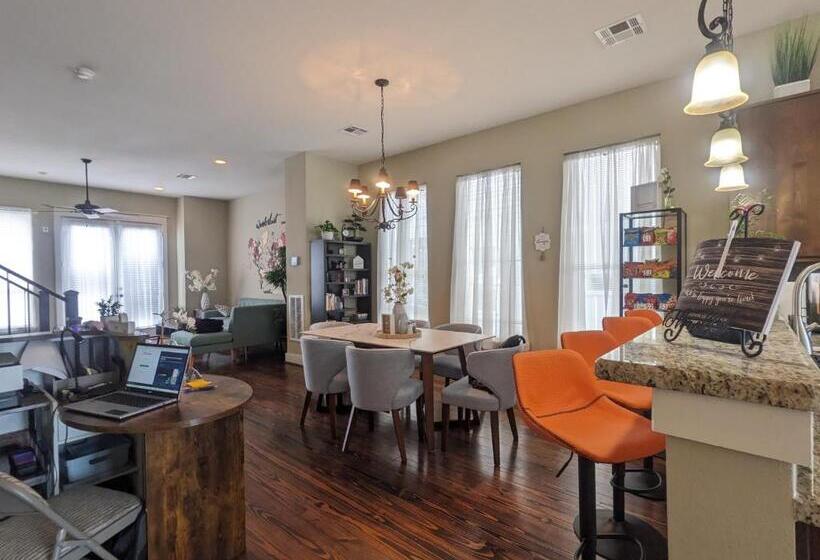 Mycrib Houston Hostel