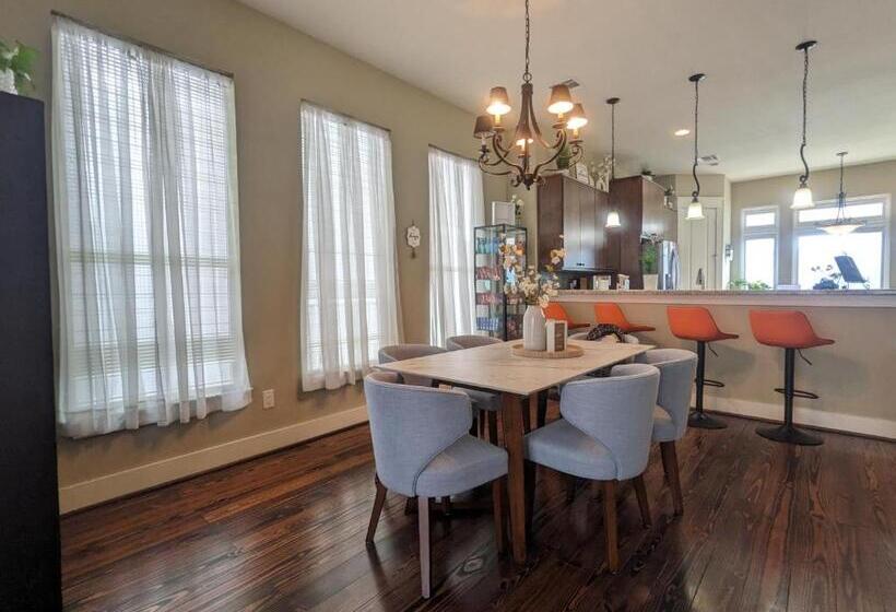 Mycrib Houston Hostel