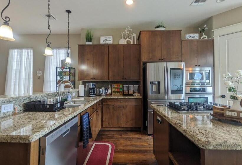 Mycrib Houston Hostel