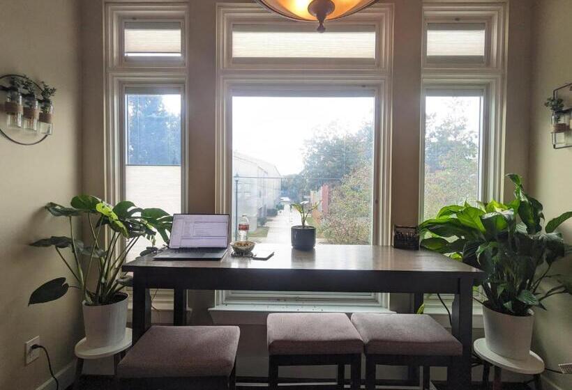 Mycrib Houston Hostel