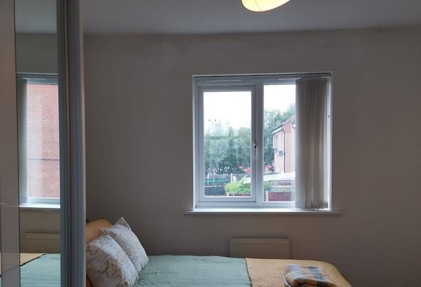 اقامتگاه Olive And Carol S Beautiful 3 Bed House In Walsall