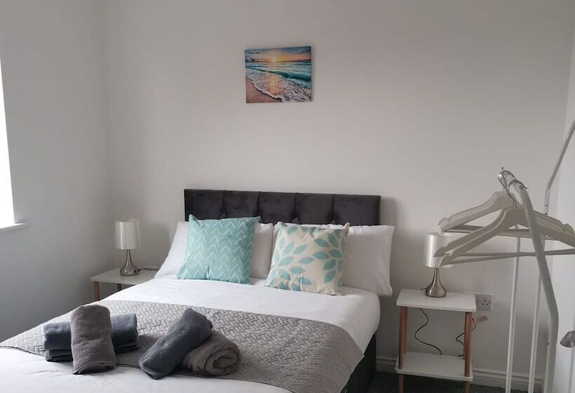 اقامتگاه Olive And Carol S Beautiful 3 Bed House In Walsall