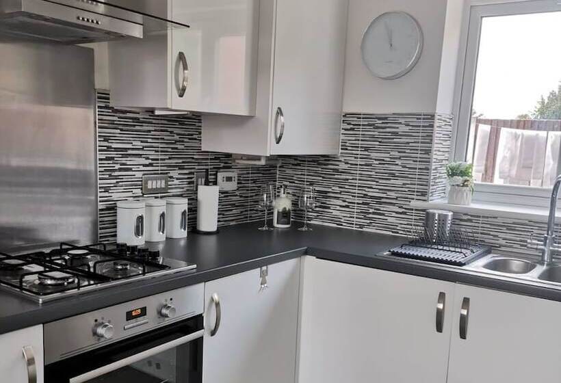 اقامتگاه Olive And Carol S Beautiful 3 Bed House In Walsall