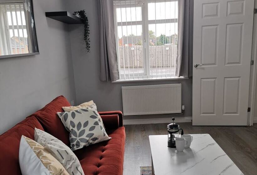 اقامتگاه Olive And Carol S Beautiful 3 Bed House In Walsall