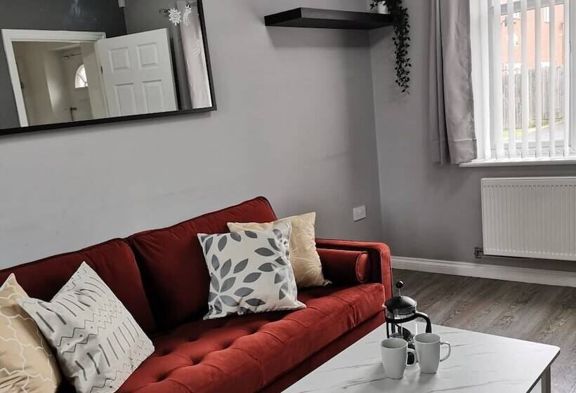 اقامتگاه Olive And Carol S Beautiful 3 Bed House In Walsall