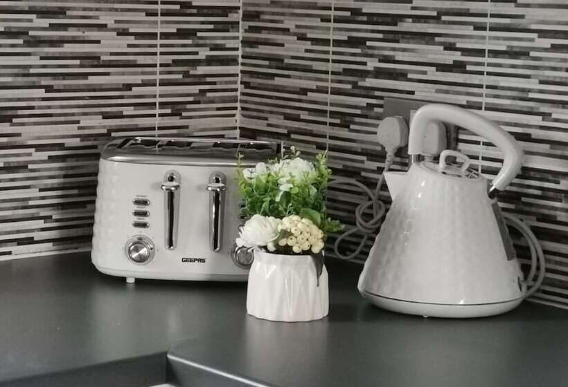 اقامتگاه Olive And Carol S Beautiful 3 Bed House In Walsall