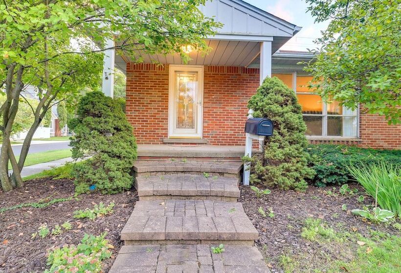 Royal Oak Home: 13 Mi To Downtown Detroit