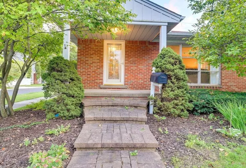 Royal Oak Home: 13 Mi To Downtown Detroit