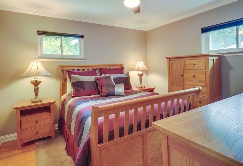 Royal Oak Home: 13 Mi To Downtown Detroit