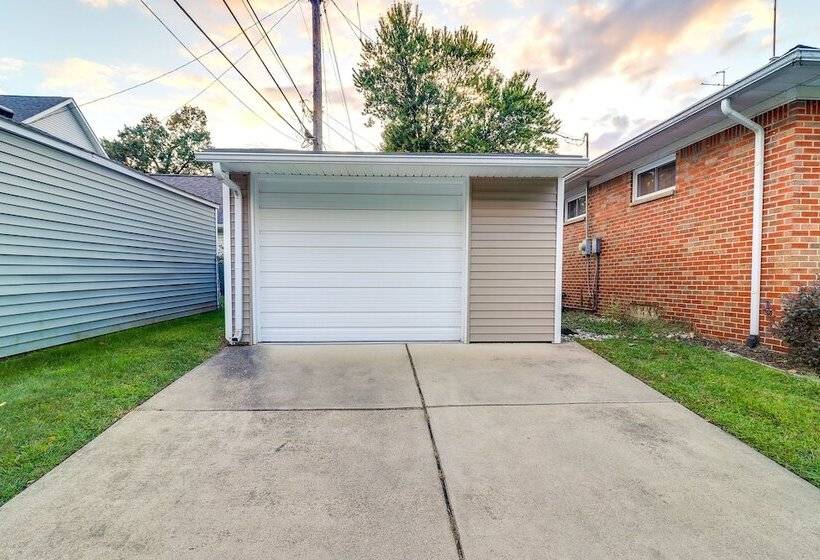 Royal Oak Home: 13 Mi To Downtown Detroit