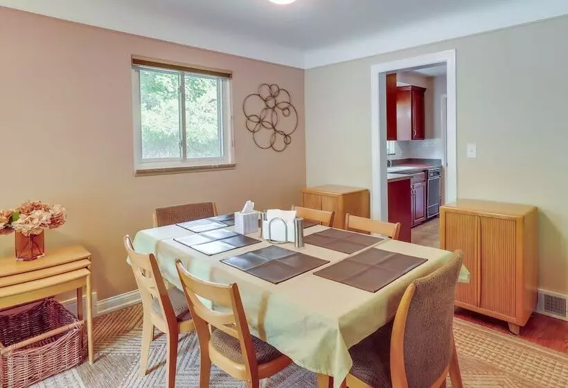 Royal Oak Home: 13 Mi To Downtown Detroit