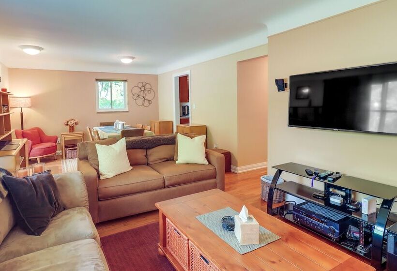 Royal Oak Home: 13 Mi To Downtown Detroit