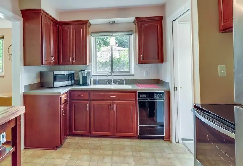 Royal Oak Home: 13 Mi To Downtown Detroit