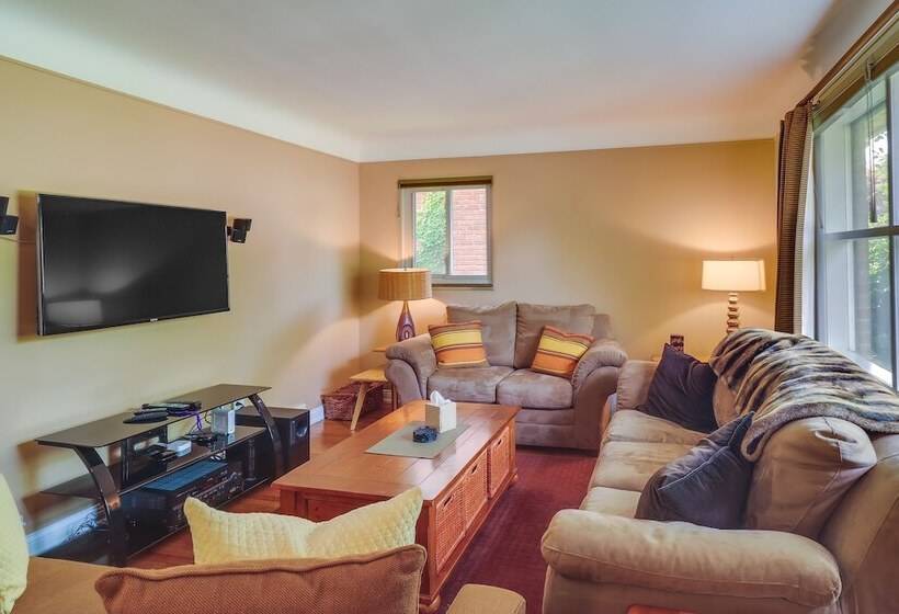 Royal Oak Home: 13 Mi To Downtown Detroit