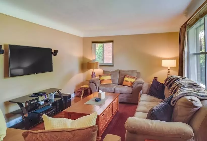 Royal Oak Home: 13 Mi To Downtown Detroit