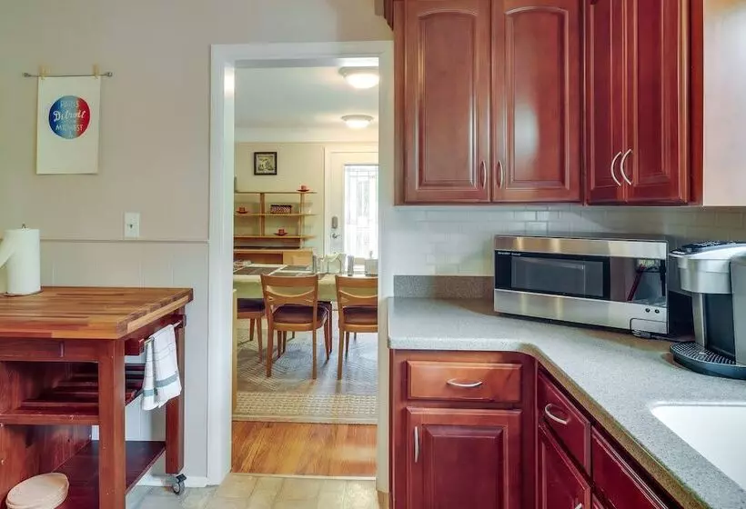 Royal Oak Home: 13 Mi To Downtown Detroit