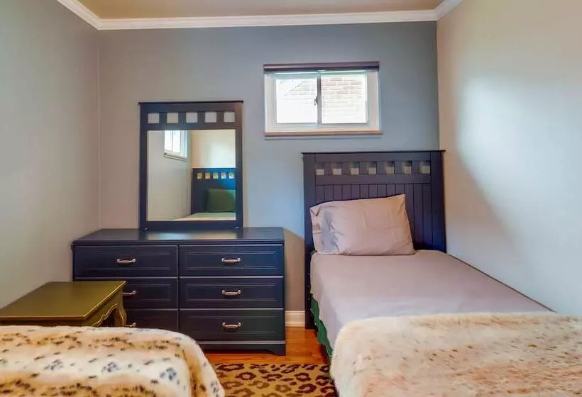 Royal Oak Home: 13 Mi To Downtown Detroit