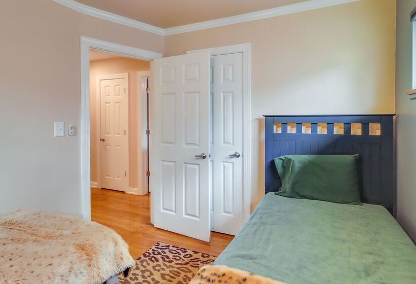 Royal Oak Home: 13 Mi To Downtown Detroit