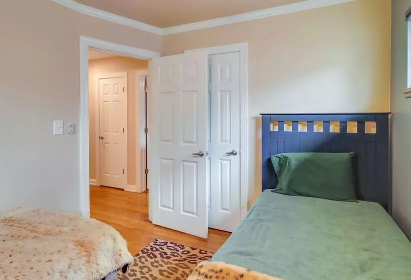 Royal Oak Home: 13 Mi To Downtown Detroit