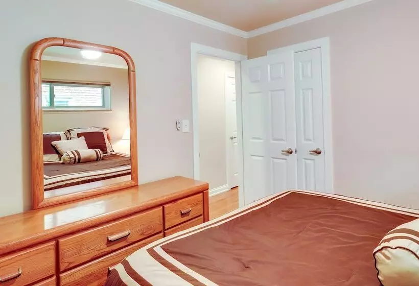 Royal Oak Home: 13 Mi To Downtown Detroit