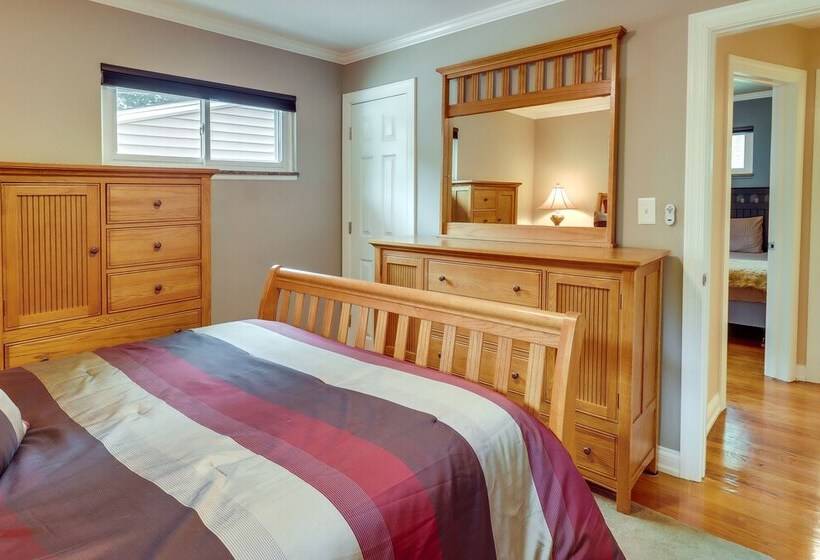 Royal Oak Home: 13 Mi To Downtown Detroit