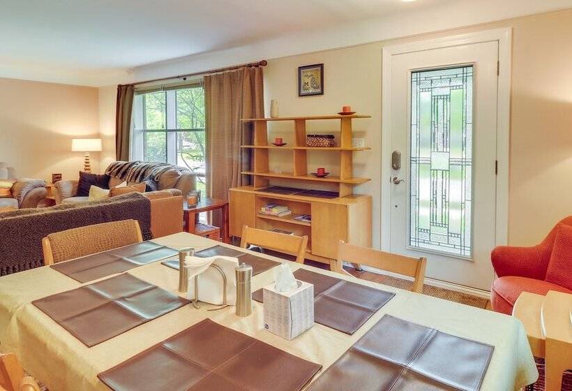 Royal Oak Home: 13 Mi To Downtown Detroit