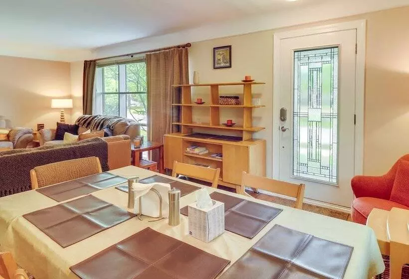 Royal Oak Home: 13 Mi To Downtown Detroit