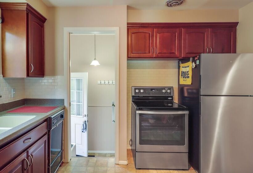 Royal Oak Home: 13 Mi To Downtown Detroit