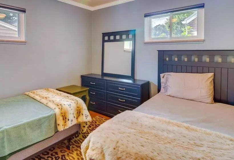 Royal Oak Home: 13 Mi To Downtown Detroit