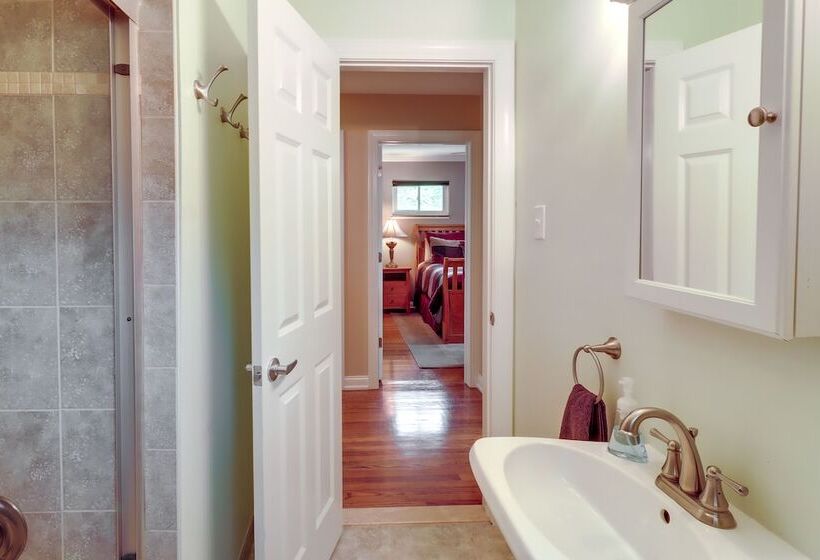 Royal Oak Home: 13 Mi To Downtown Detroit