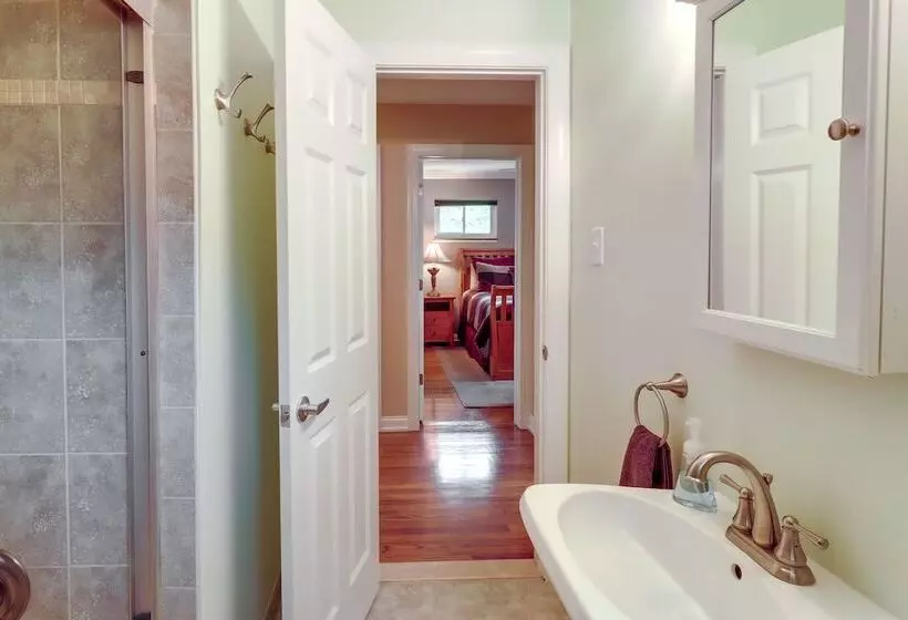 Royal Oak Home: 13 Mi To Downtown Detroit