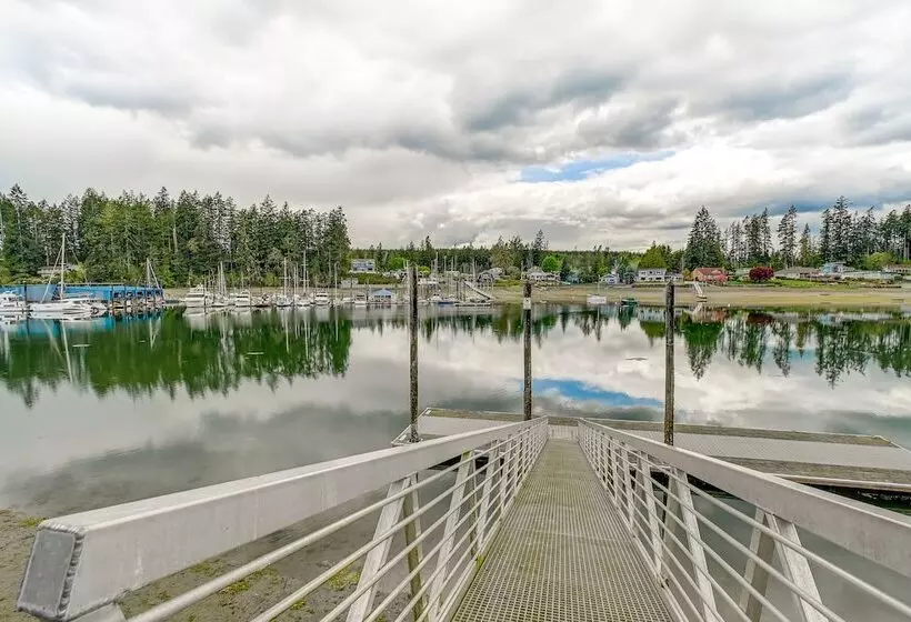 Rustic Allyn Cabin: Private Isl Community W/ Kayak