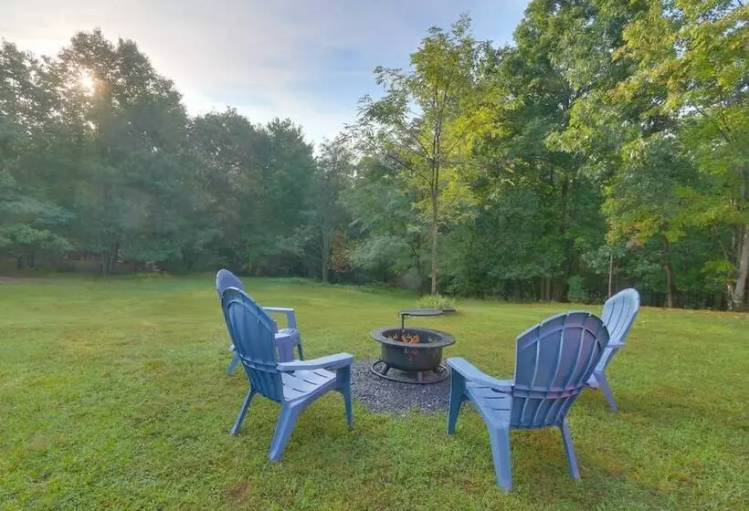 Secluded Berkeley Springs Home W/ Fire Pit + Deck!