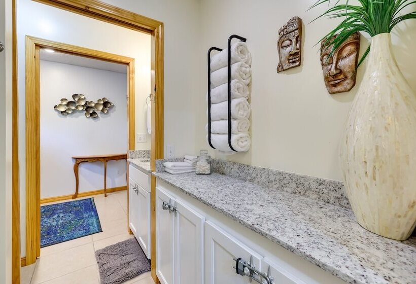 Secluded Ozark Mtn Cottage W/ Wraparound Deck