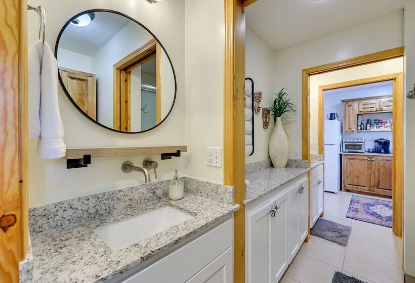 Secluded Ozark Mtn Cottage W/ Wraparound Deck