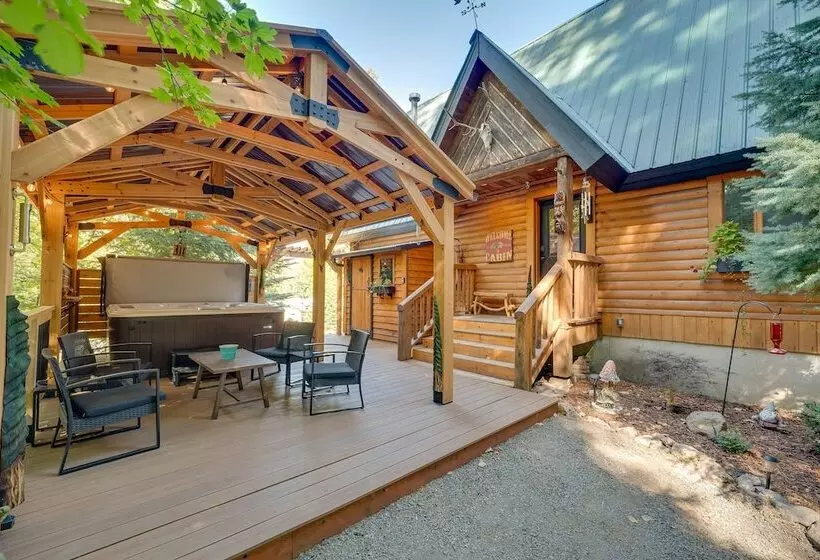 Spacious Packwood Cabin W/ Hot Tub   Near River
