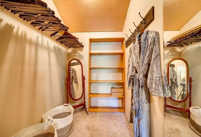 Spacious Packwood Cabin W/ Hot Tub   Near River