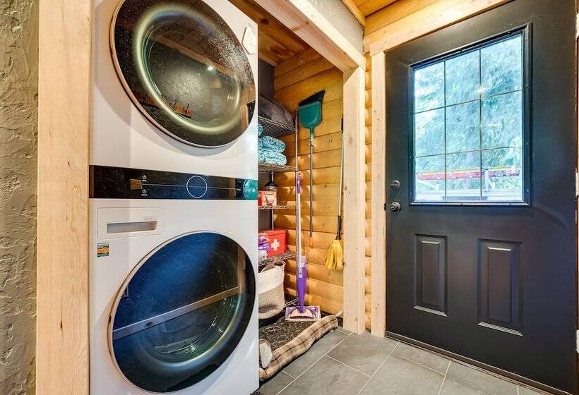 Spacious Packwood Cabin W/ Hot Tub Near River