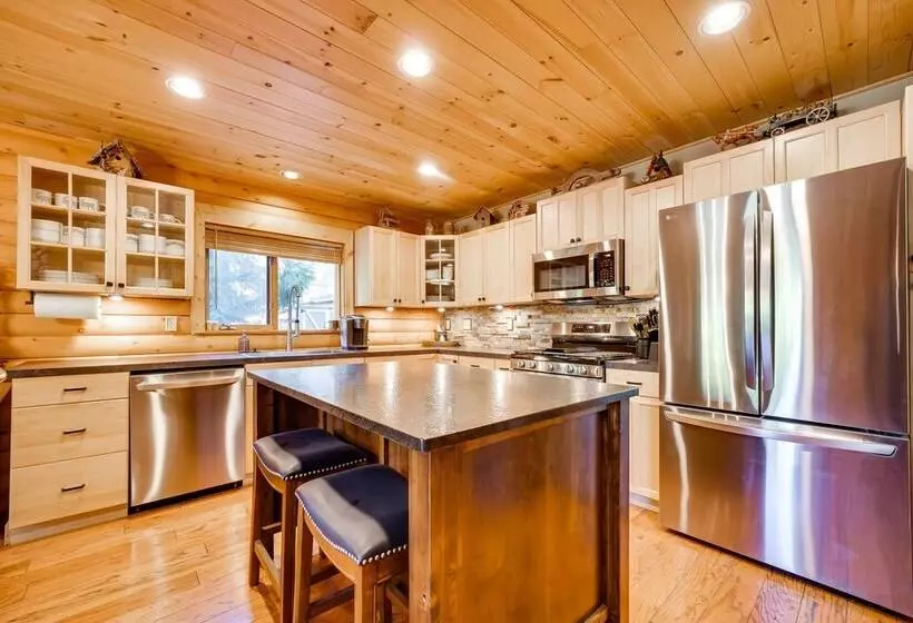 Spacious Packwood Cabin W/ Hot Tub   Near River