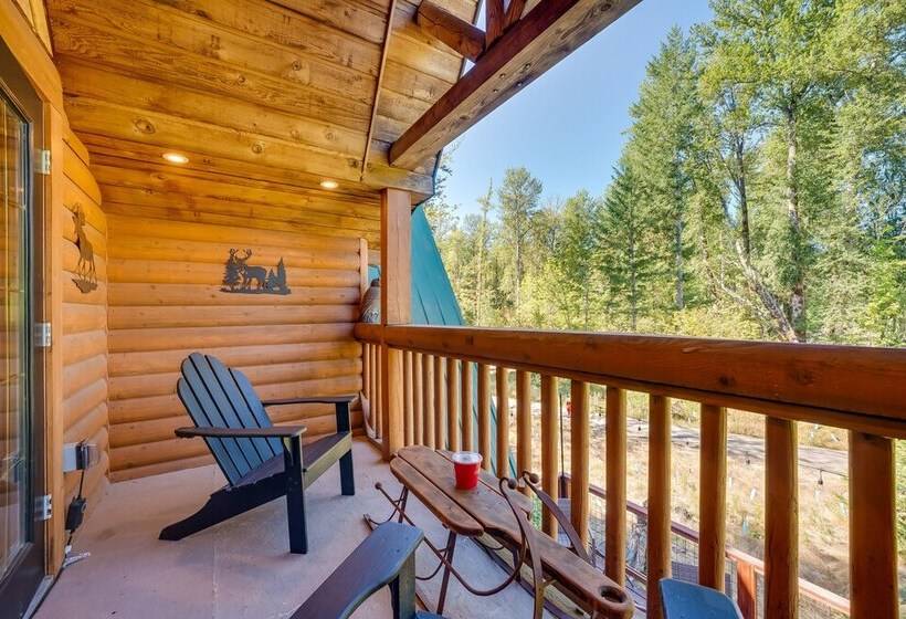 Spacious Packwood Cabin W/ Hot Tub Near River