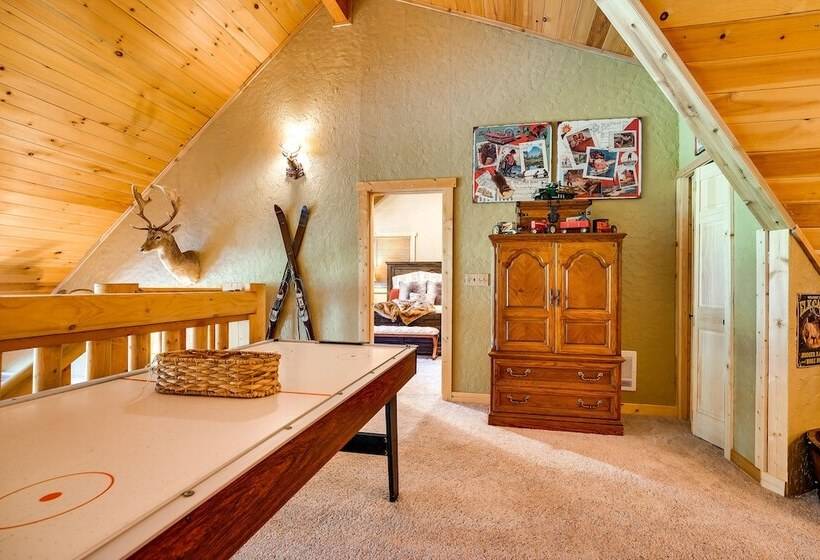 Spacious Packwood Cabin W/ Hot Tub Near River